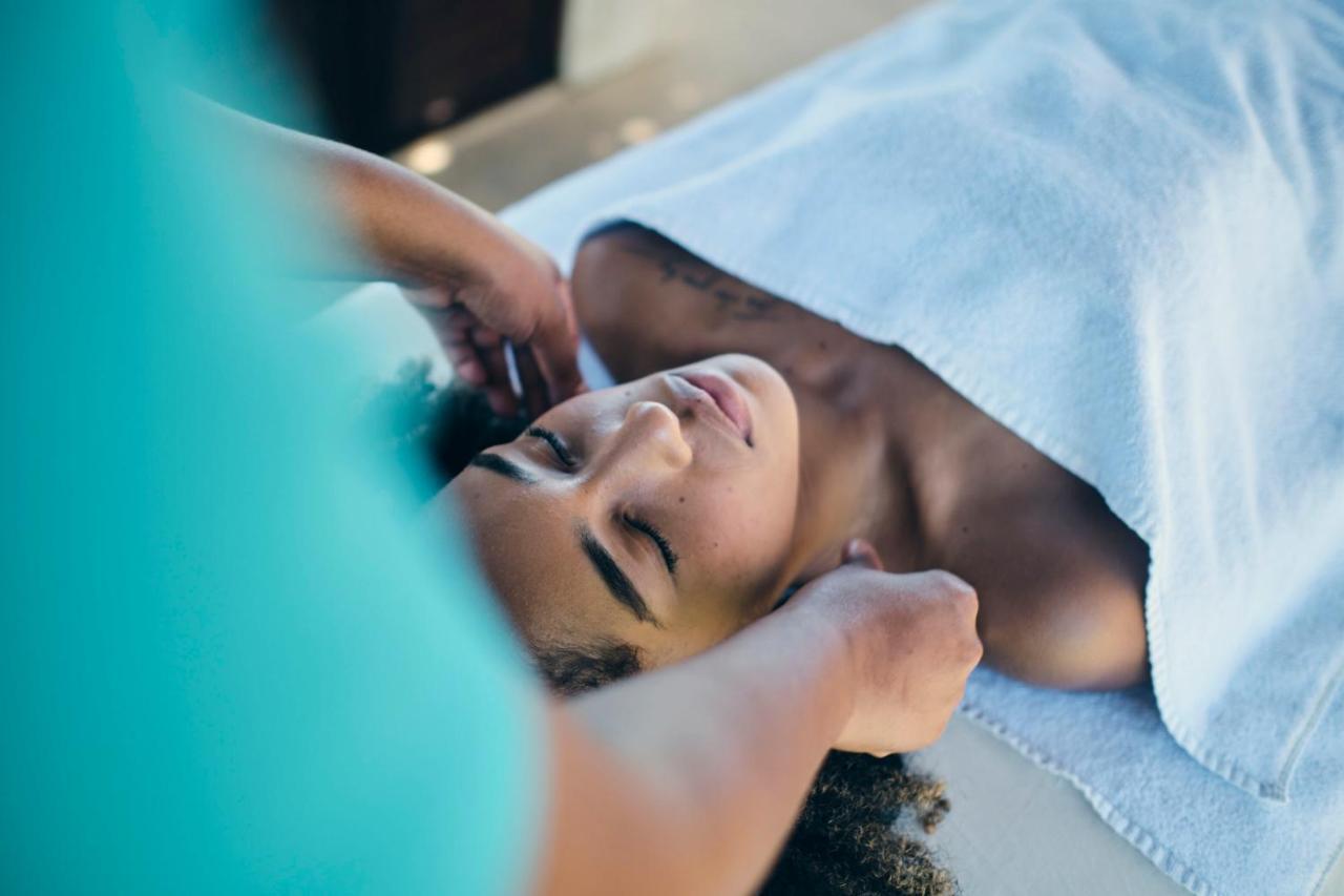 ホテル Iberostar Waves Bahia プライア・ド・フォルテ エクステリア 写真 A woman receiving a facial massage