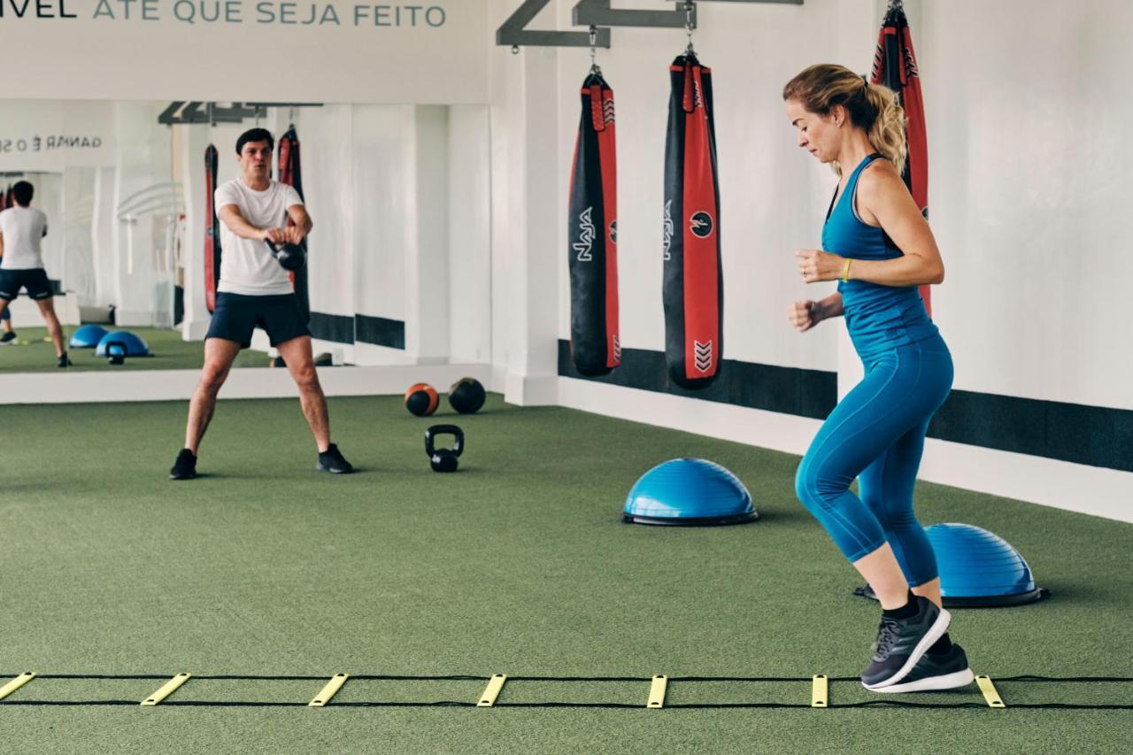 ホテル Iberostar Waves Bahia プライア・ド・フォルテ エクステリア 写真 Personal trainer working with a female client