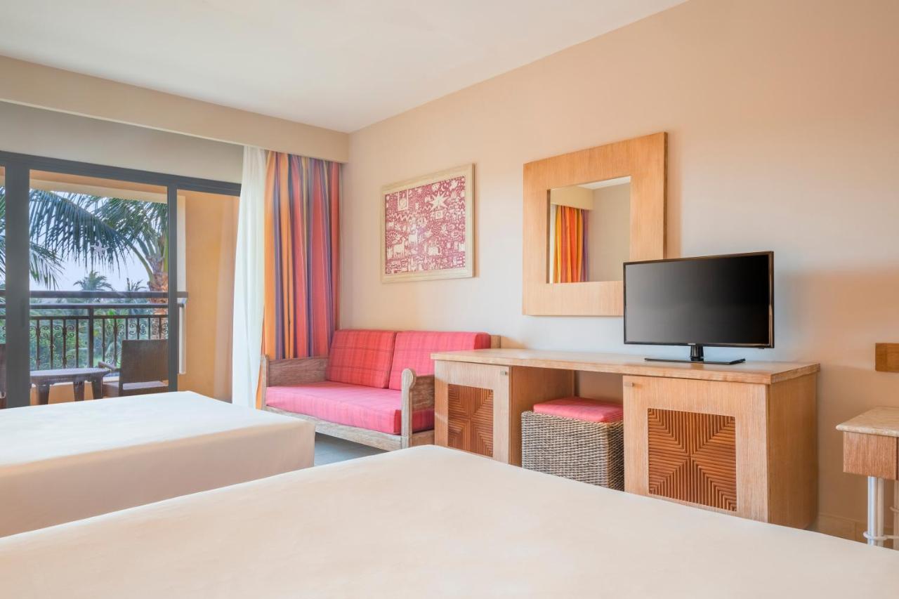 ホテル Iberostar Waves Bahia プライア・ド・フォルテ エクステリア 写真 A room at the hotel