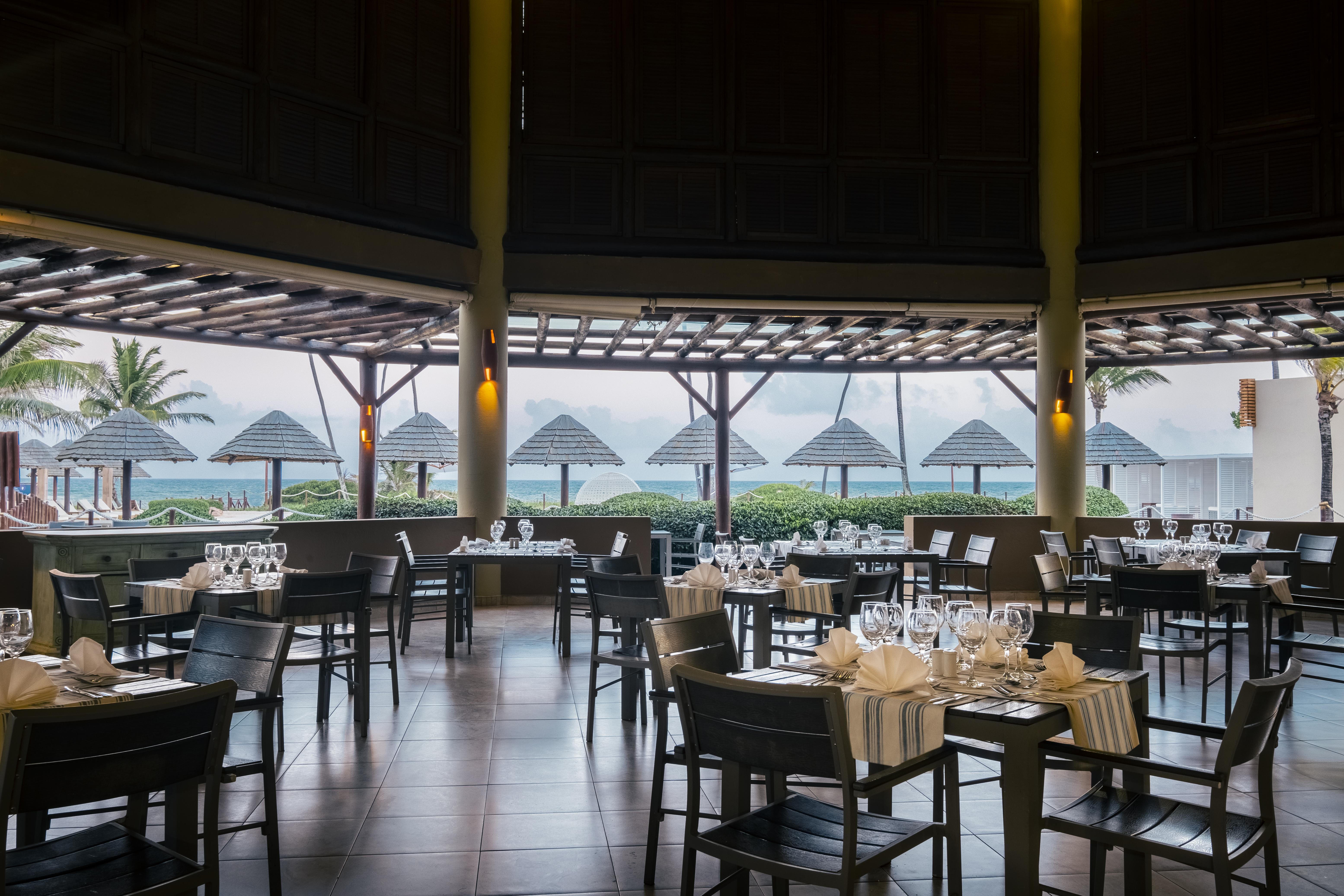 ホテル Iberostar Waves Bahia プライア・ド・フォルテ エクステリア 写真 The restaurant at the resort
