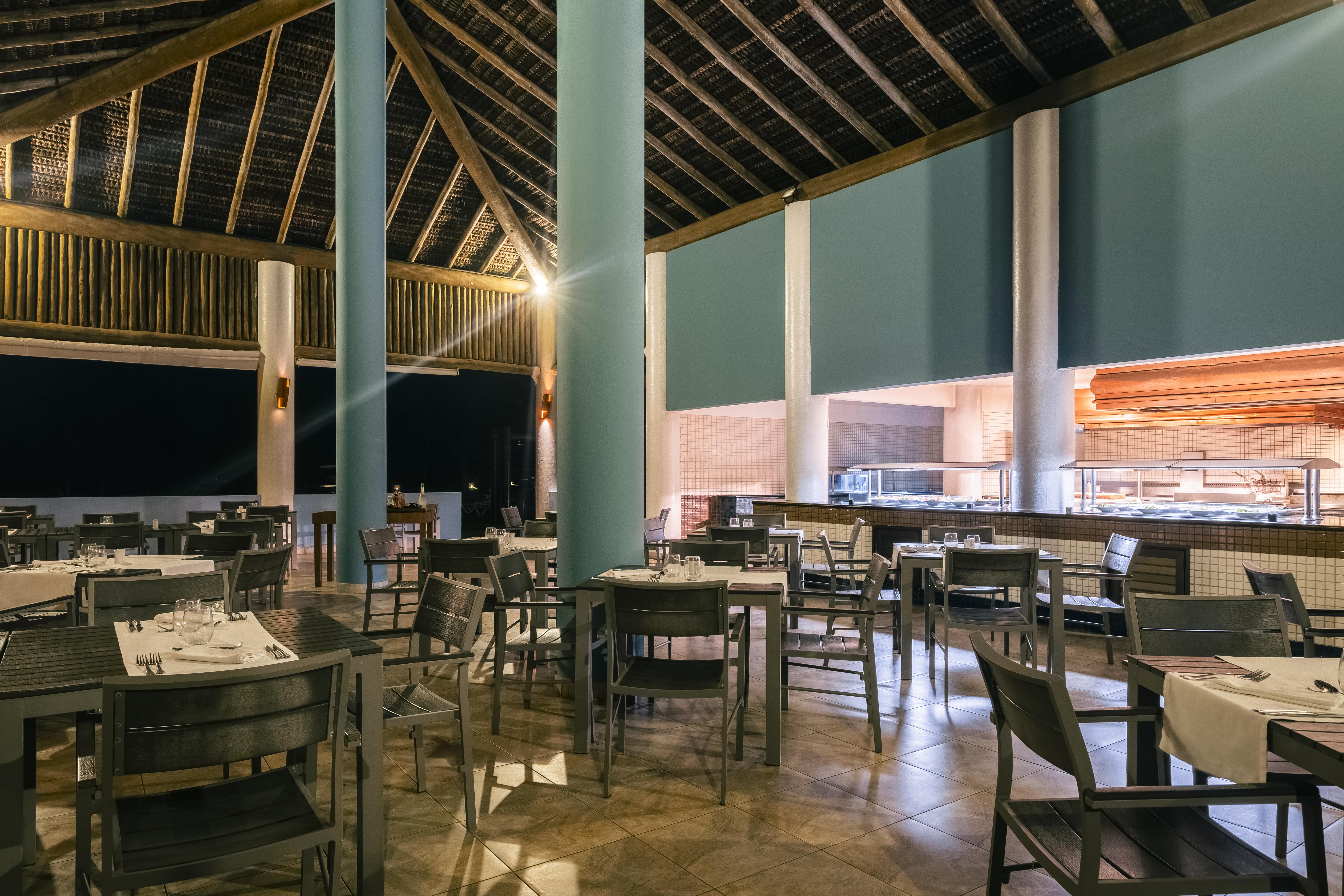 ホテル Iberostar Waves Bahia プライア・ド・フォルテ エクステリア 写真 The buffet at the resort