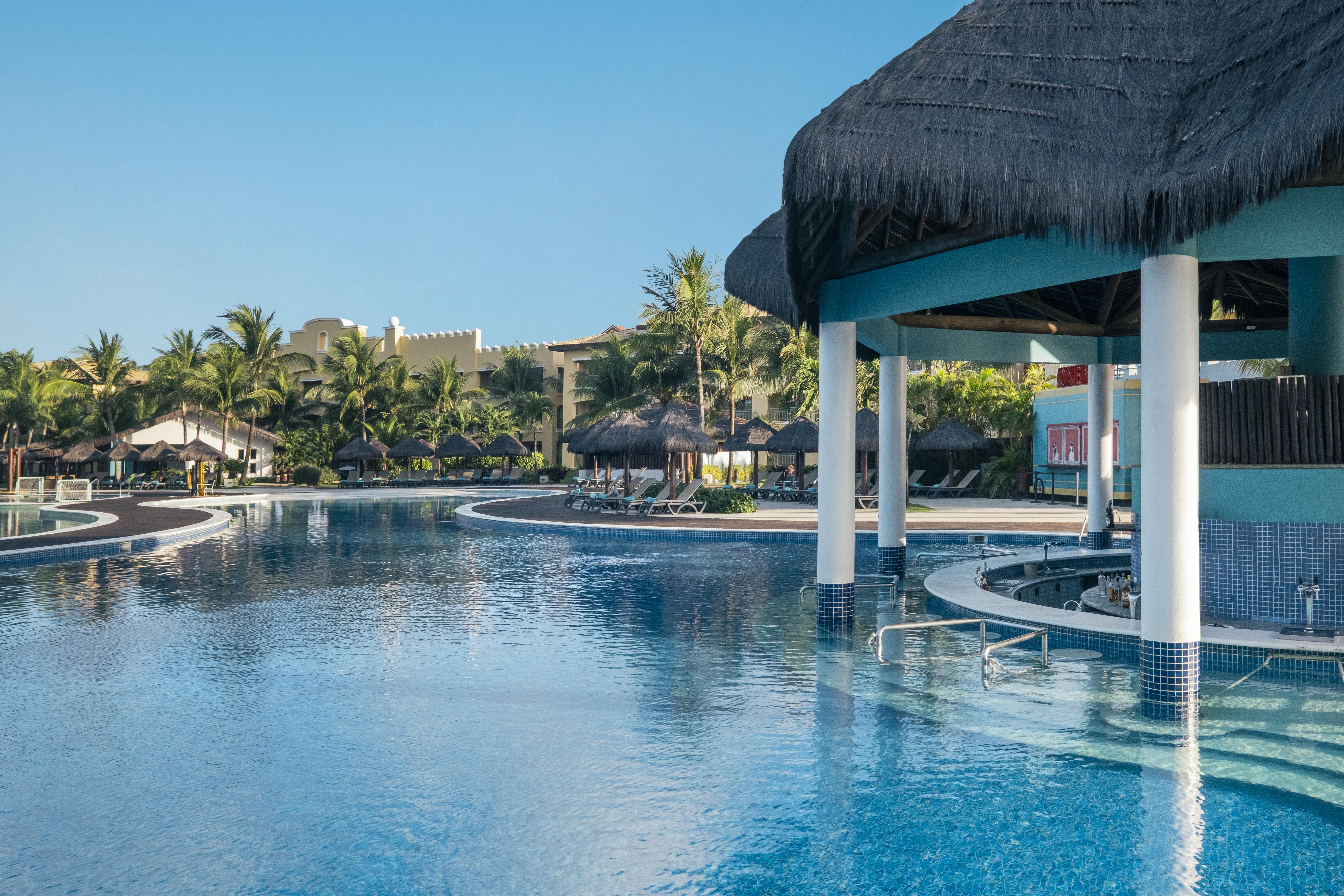 ホテル Iberostar Waves Bahia プライア・ド・フォルテ エクステリア 写真 The swim-up bar at the Grand Palladium Hotel in Cancun, Mexico